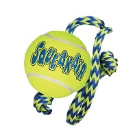 KONG Air Squeaker Tennis Ball M, 6 cm s lanem 52 cm