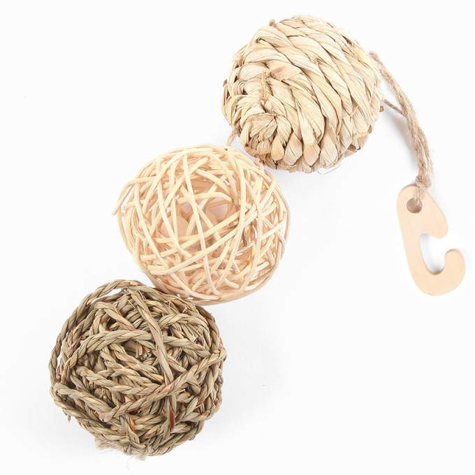 Závěsná hračka Nature First Ball Hanger – Přírodní zábava do každé klece